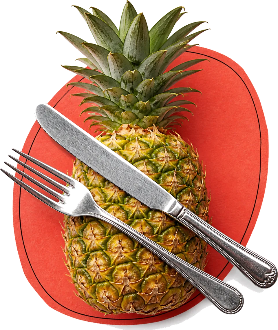 Kolaż: ananas ze sztućcami na ceglastym owalu